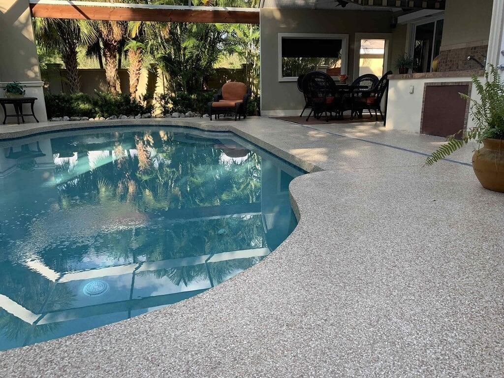Deck de piscina com revestimento em flocos cinzento claro antiderrapante