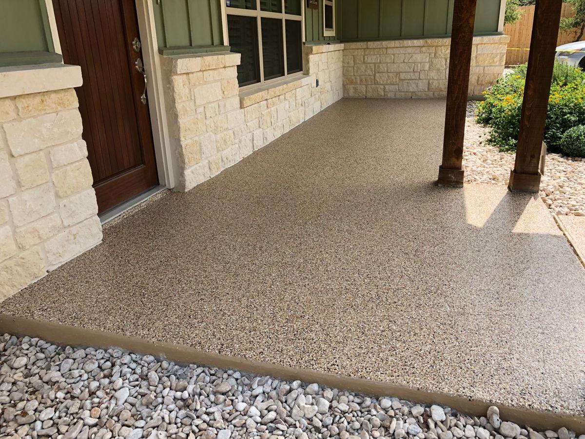 Alpendre de entrada de moradia com revestimento em flocos bege