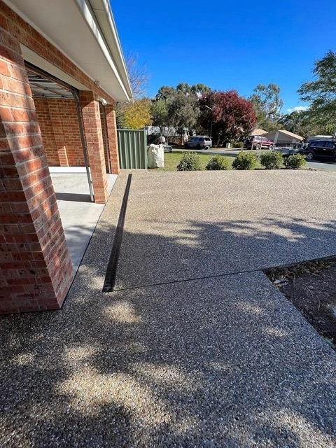 Zona exterior pavimentada com acesso a garagem em tijolo